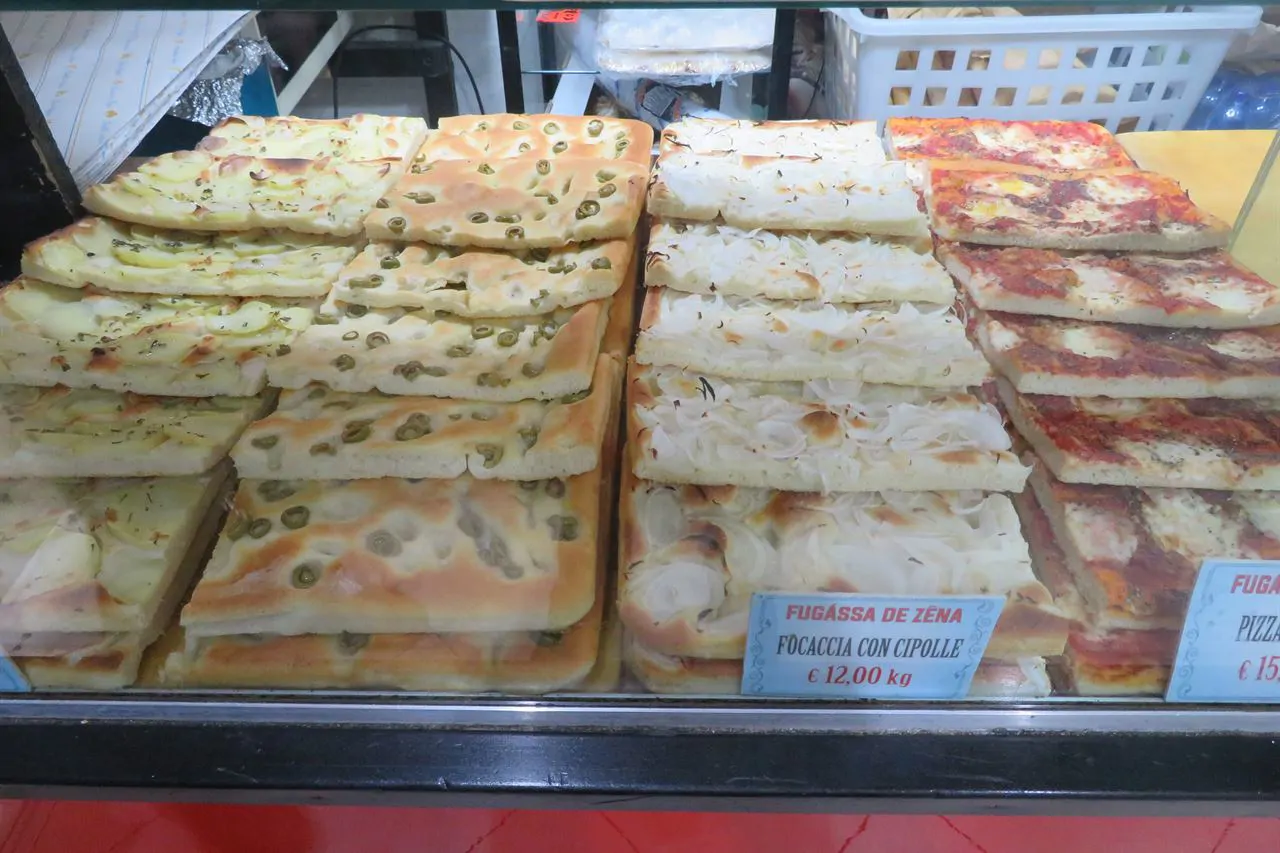 La focaccia, qui à Gênes s'appelle fugassa et se mange à toute heure